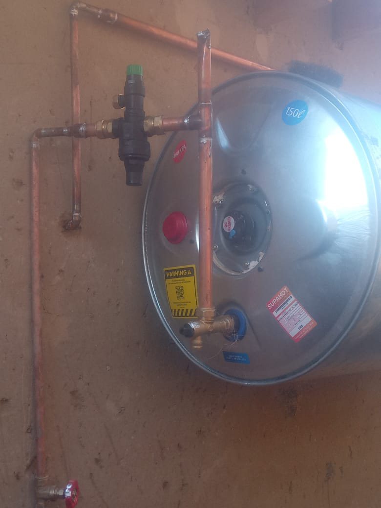 150L geyser installation with clean copper pipework