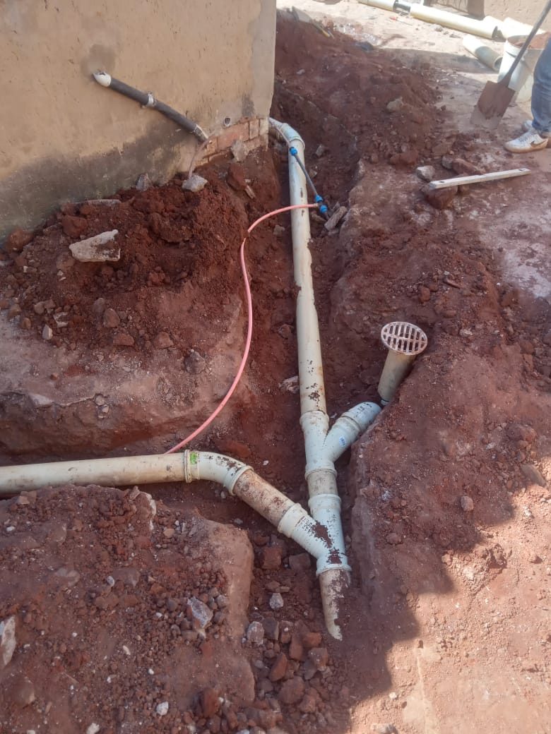 Drainage pipe network and gully laid in an excavated trench